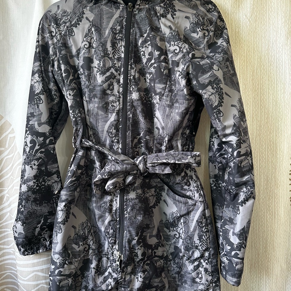 Stylish Black and Gray Patterned Zip-Up Jacket